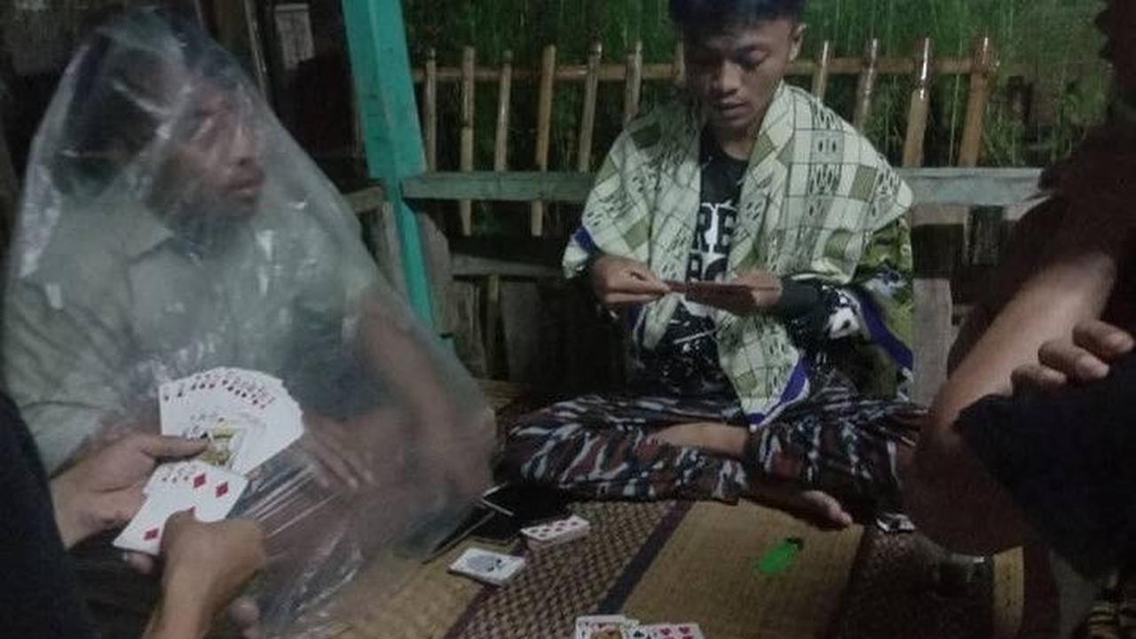 4 Hukuman Kalah Main Kartu Ini Bikin Keder Pesertanya